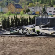 Okrasná výsadba a stromi v súkromnej záhrade