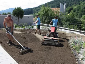 Začiatok realizácie skalky okolo domu