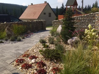 Záhrada do svahu plná kameňa Záhrada do svahu plná kameňa